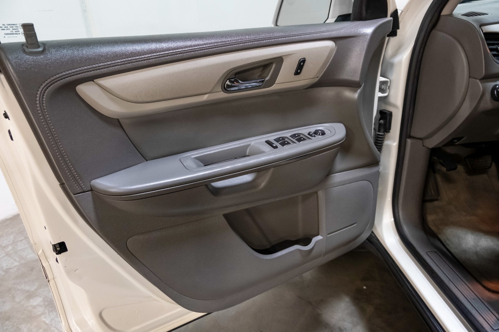 2014 Chevrolet Traverse LT CaptainSeating 3rdRowSeat RearClimatePkg 39