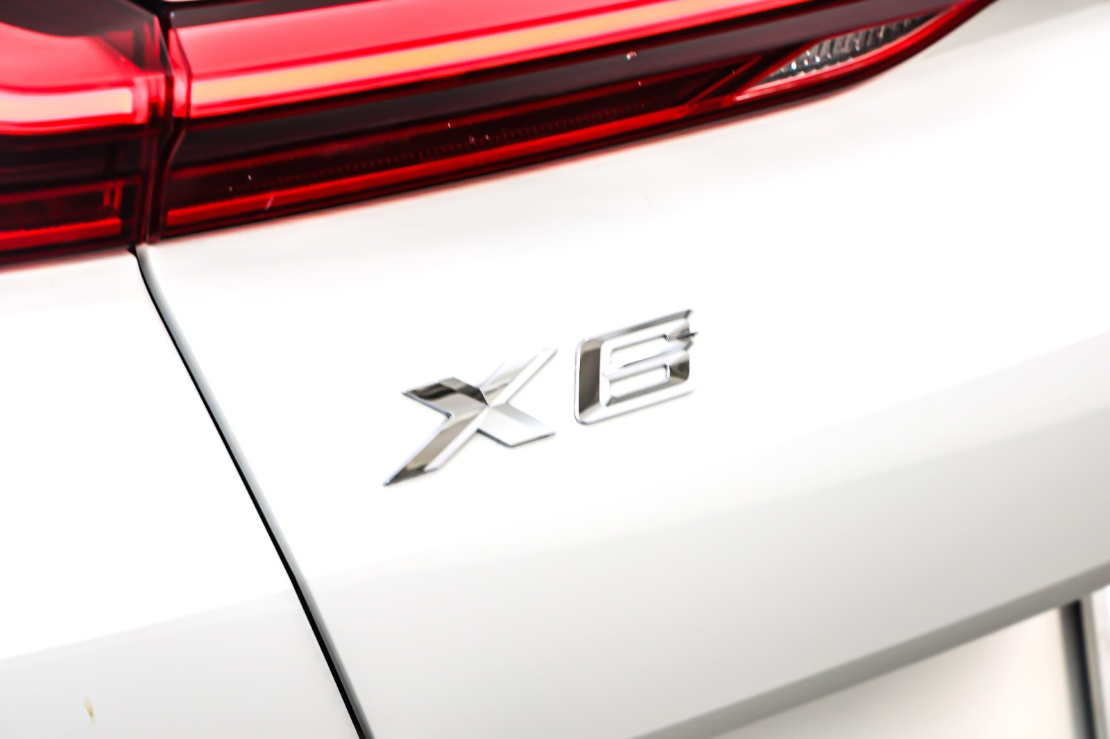 Used 2022 Alpine White BMW xDrive40i Sports Activity Coupe image 9