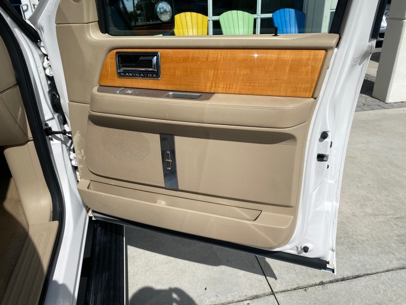 2010 Lincoln Navigator 4WD SUNROOF LOW MILES 31,209 in , 