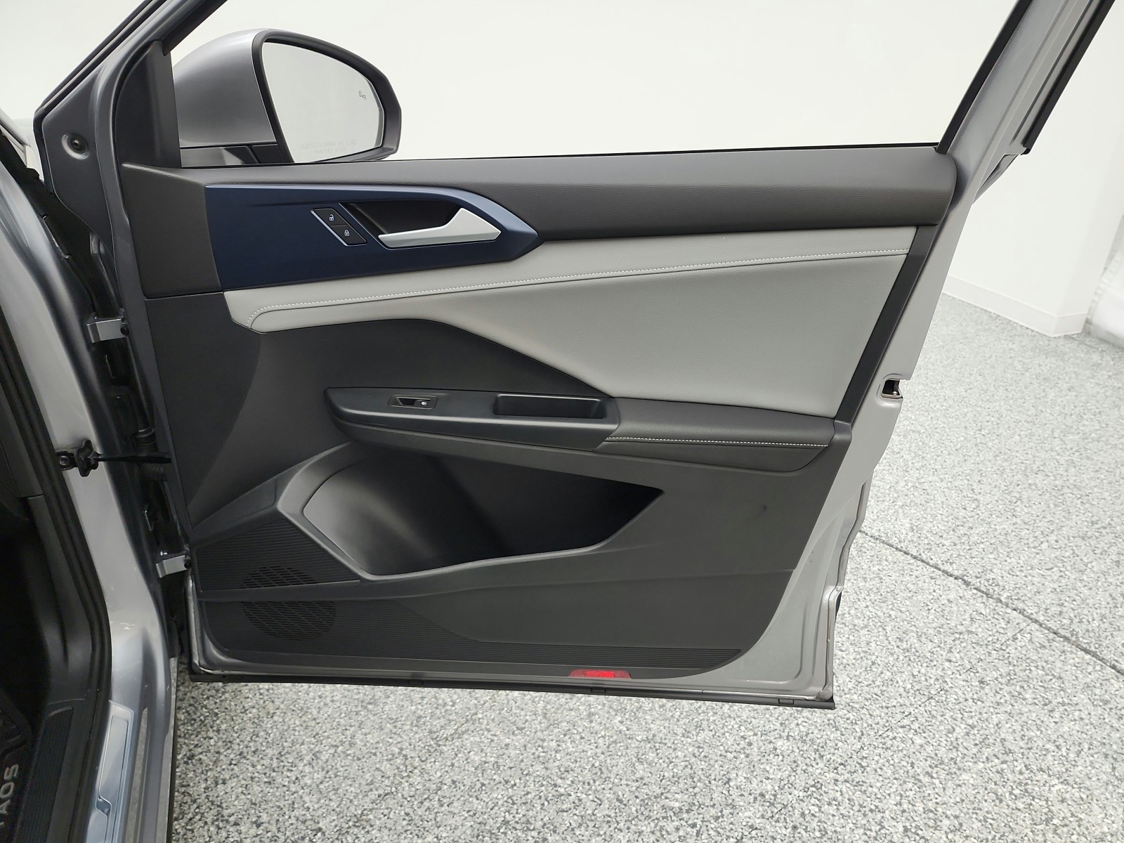 Used 2024 Pyrite Silver Metallic Volkswagen SE FWD image 19