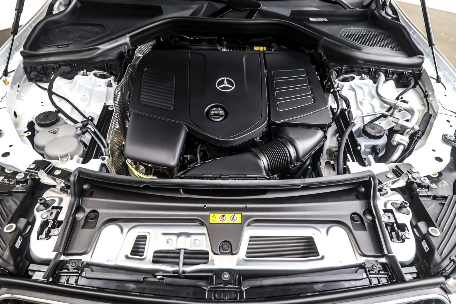 New 2026 Polar White Mercedes-Benz GLC 300 image 11