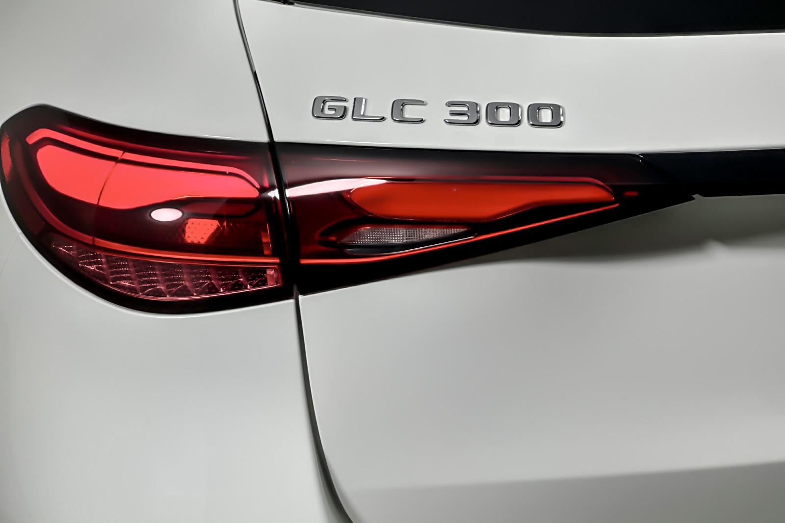 Used 2025 Polar White Mercedes-Benz GLC 300 4MATIC® SUV image 26