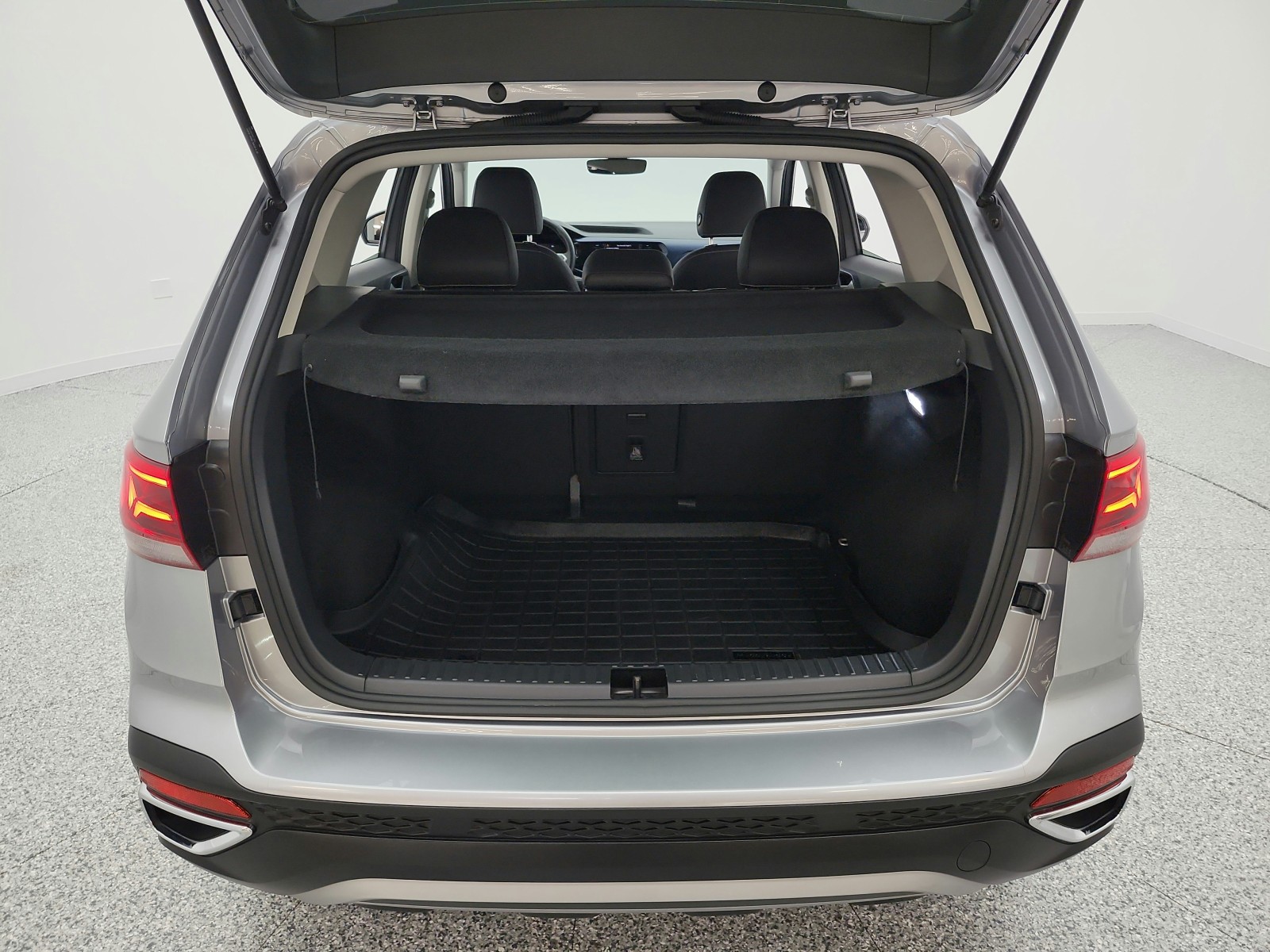 Used 2024 Pyrite Silver Metallic Volkswagen SE FWD image 20