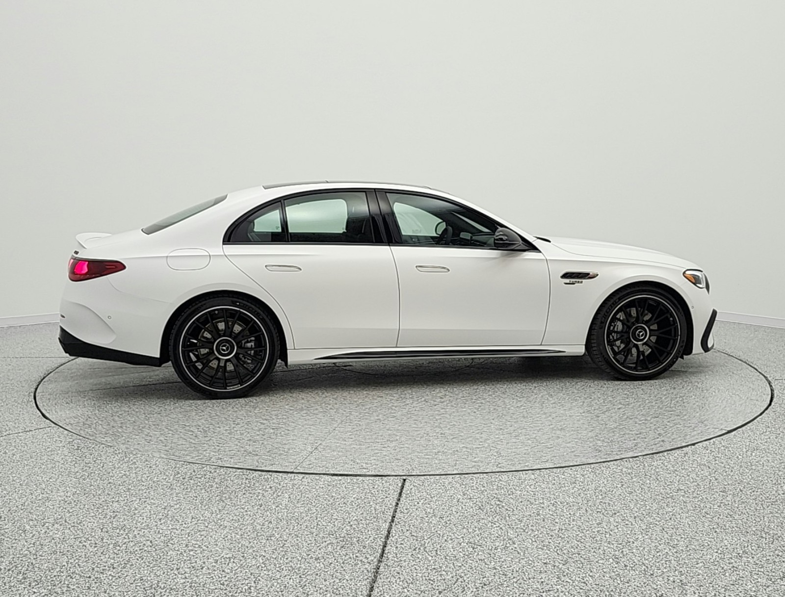 New 2026 MANUFAKTUR Moonlight White Magno Mercedes-Benz AMG® E 53 E image 4