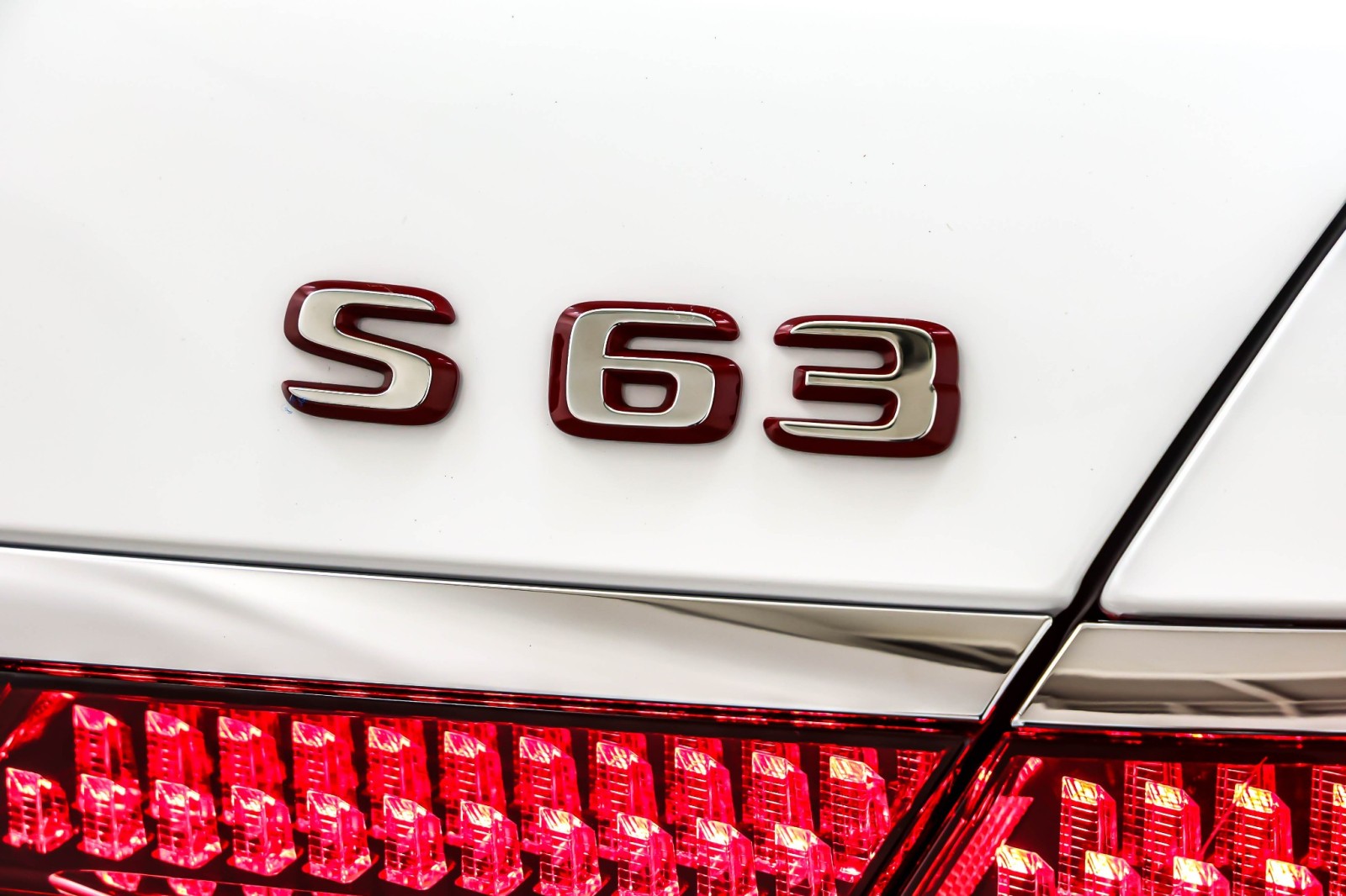 New 2026 MANUFAKTUR Moonlight White Metallic Mercedes-Benz AMG® S 63 E image 9