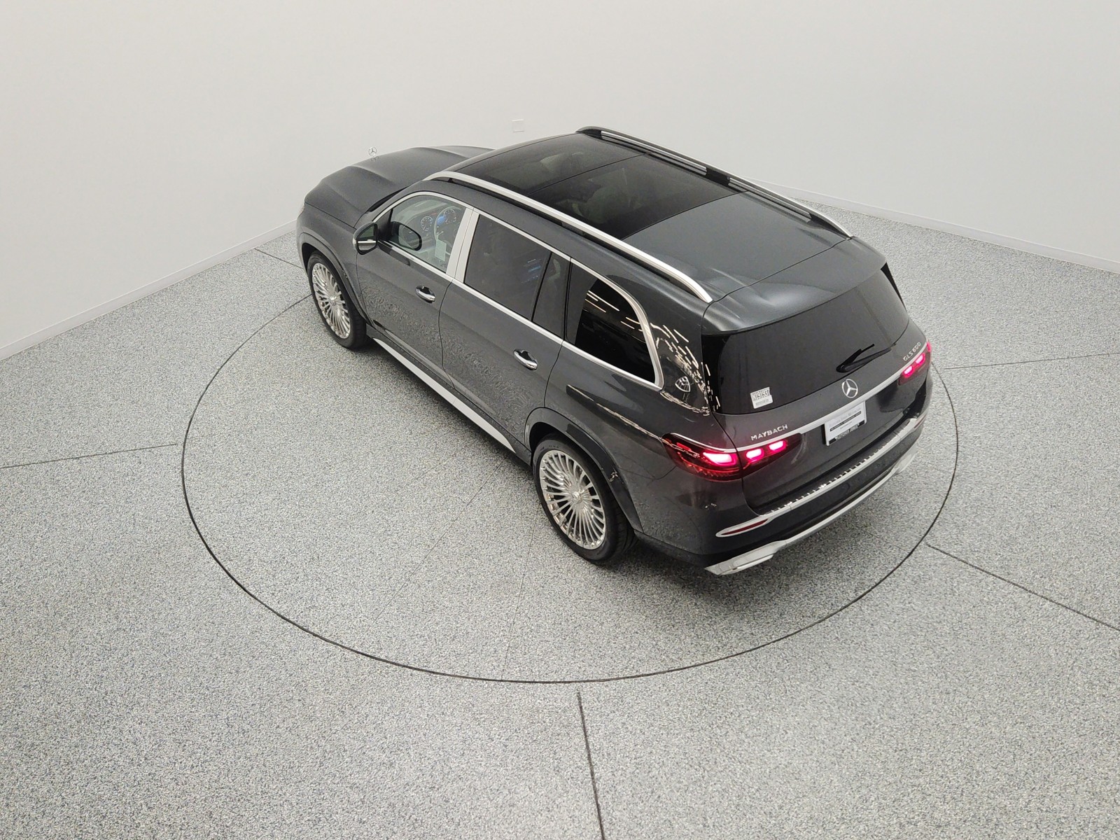 New 2026 MANUFAKTUR Signature Silicon Grey Mercedes-Benz Maybach GLS 600 4MATIC® SUV image 15