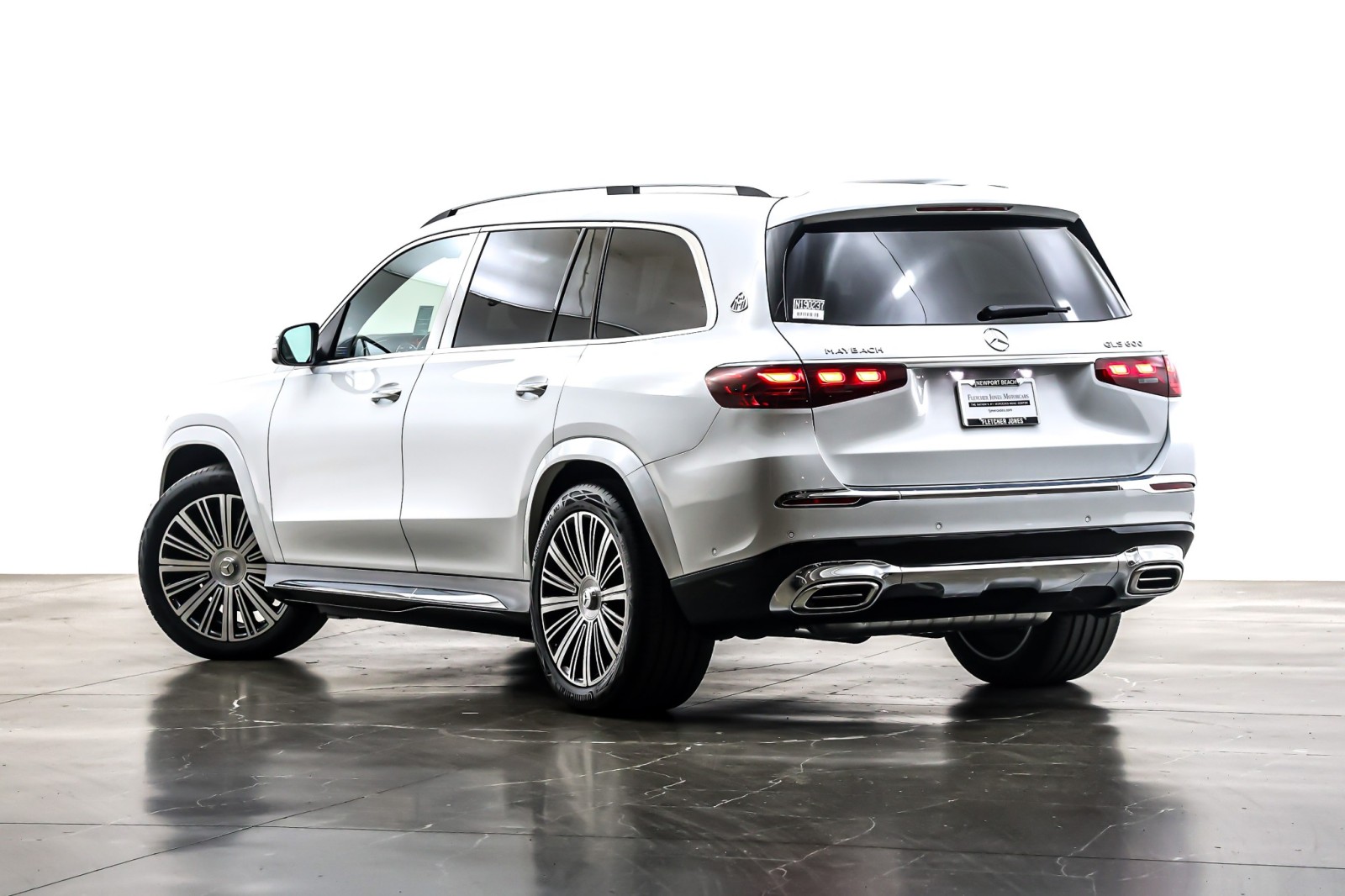 New 2026 MANUFAKTUR Moonlight White Metallic Mercedes-Benz Maybach GLS 600 image 13