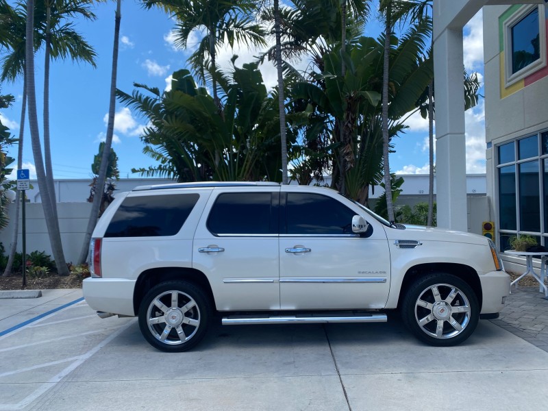 2013 Cadillac Escalade Luxury 1 OWNER LOW MILES 70,251 in ,