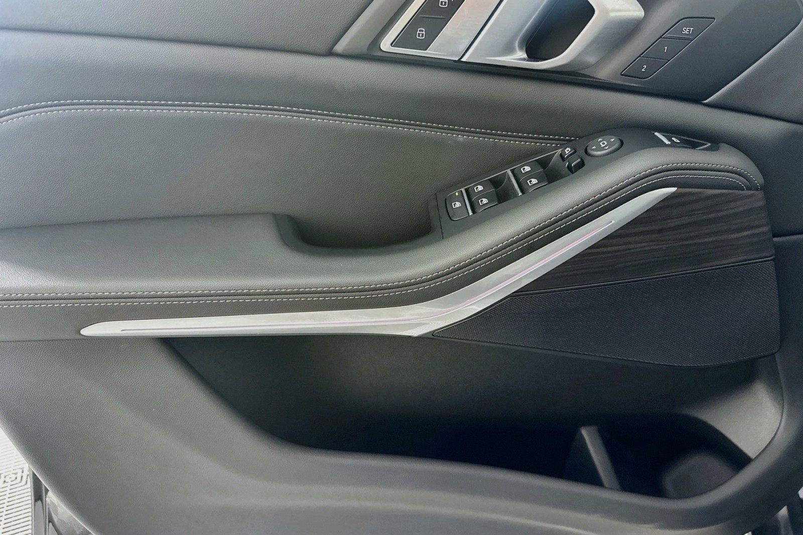 Used 2025 Black Sapphire Metallic BMW sDrive40i image 20