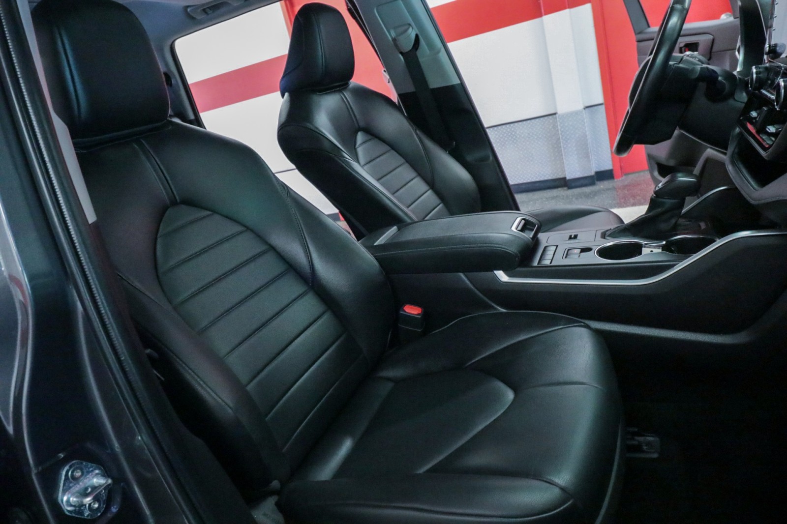 Used Car 2022 Toyota Highlander  Xle For Sale Under $35,000 In Austin, Texas