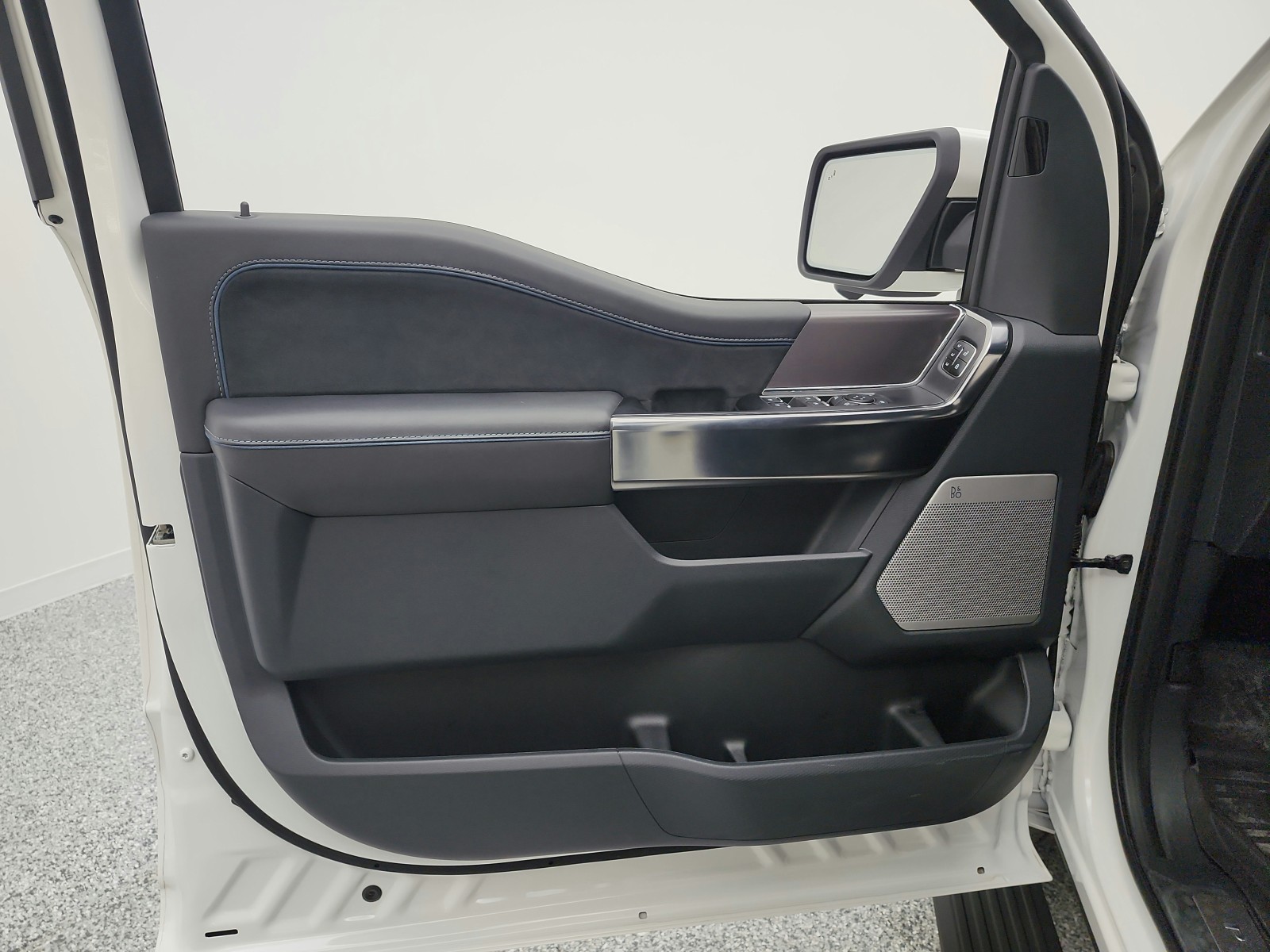 Used 2025 Star White Metallic Tri-Coat Ford Platinum 4WD SuperCrew 5.5