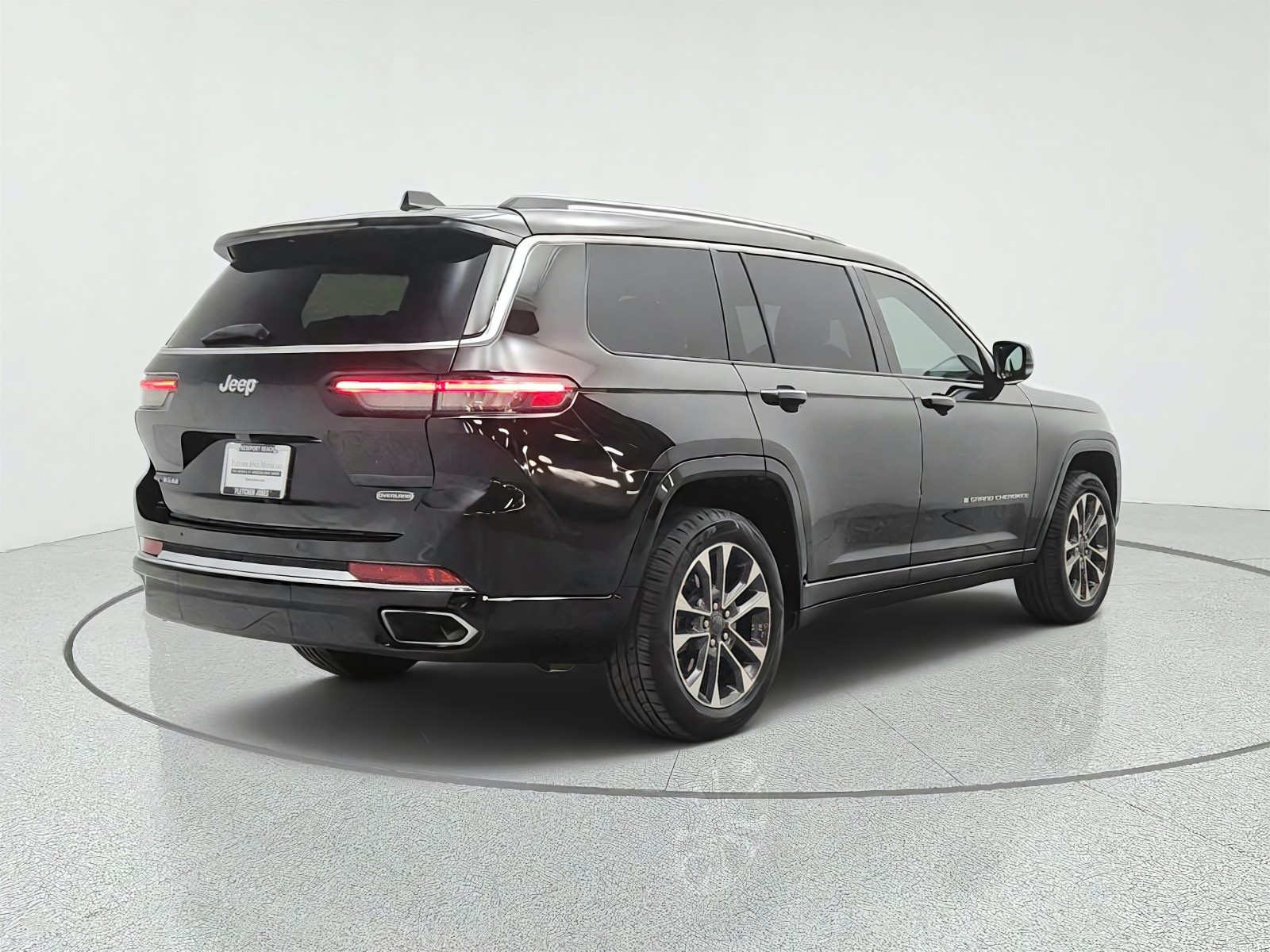 Used 2021 Diamond Black Crystal Pearlcoat Jeep Overland 4x4 image 5