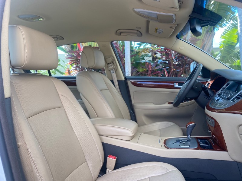 2013 Hyundai Genesis 3.8L LOW MILES 33,576 in , 