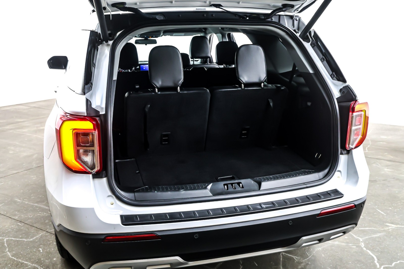 Used 2023 Oxford White Ford XLT RWD image 22