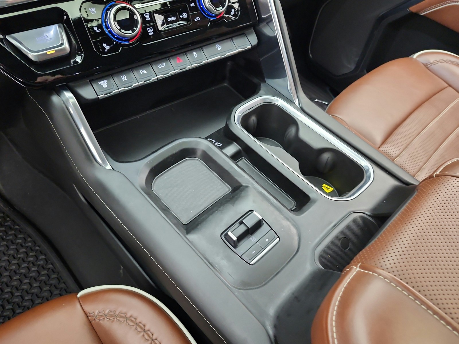 Used 2024 White Frost Tricoat GMC 4WD Crew Cab 159 Denali Ultimate image 13