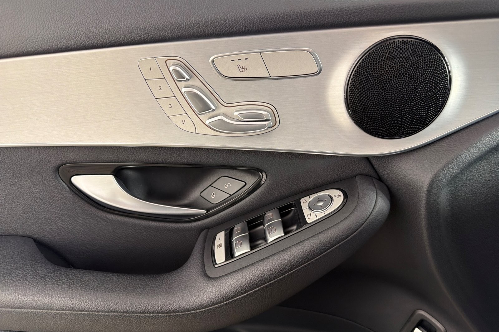 Used 2022 Black Mercedes-Benz GLC 300 SUV image 10