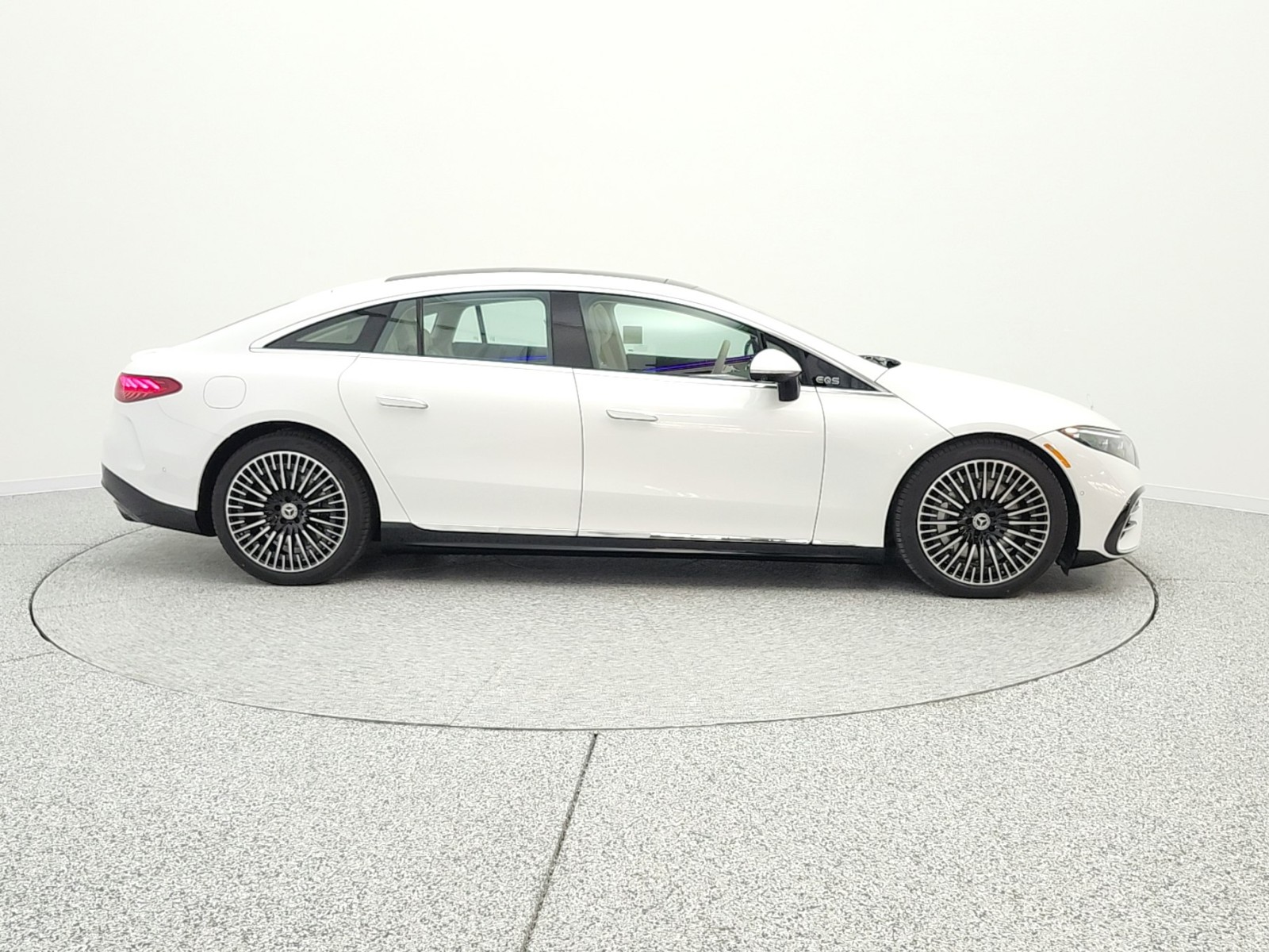 New 2026 MANUFAKTUR Moonlight White Metallic Mercedes-Benz EQS 580 image 4