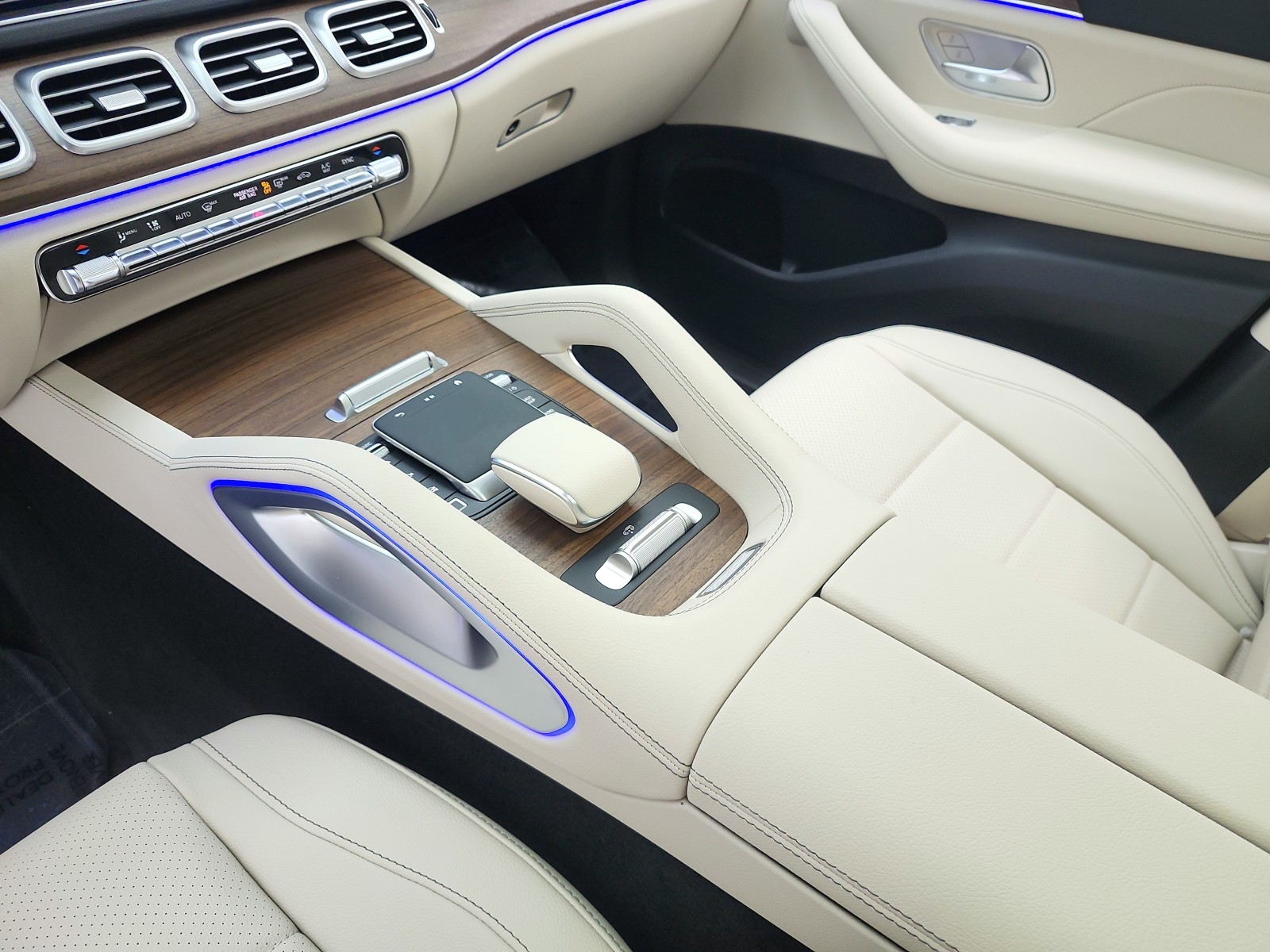 New 2026 MANUFAKTUR Cote d Azur Light Blue Metallic Mercedes-Benz GLE 450 image 10