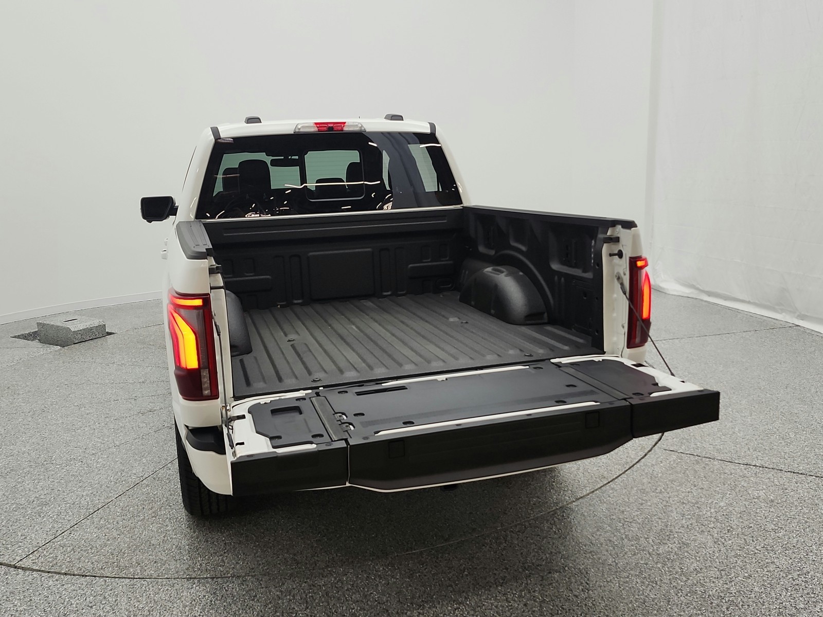 Used 2025 Star White Metallic Tri-Coat Ford Platinum 4WD SuperCrew 5.5