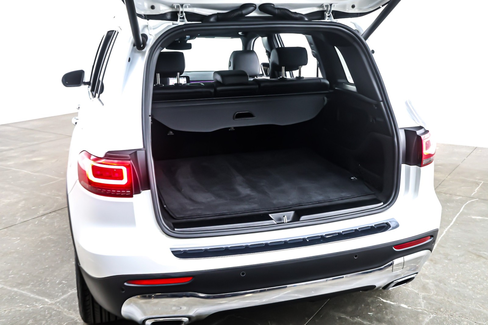 Used 2023 Polar White Mercedes-Benz GLB 250 SUV image 24