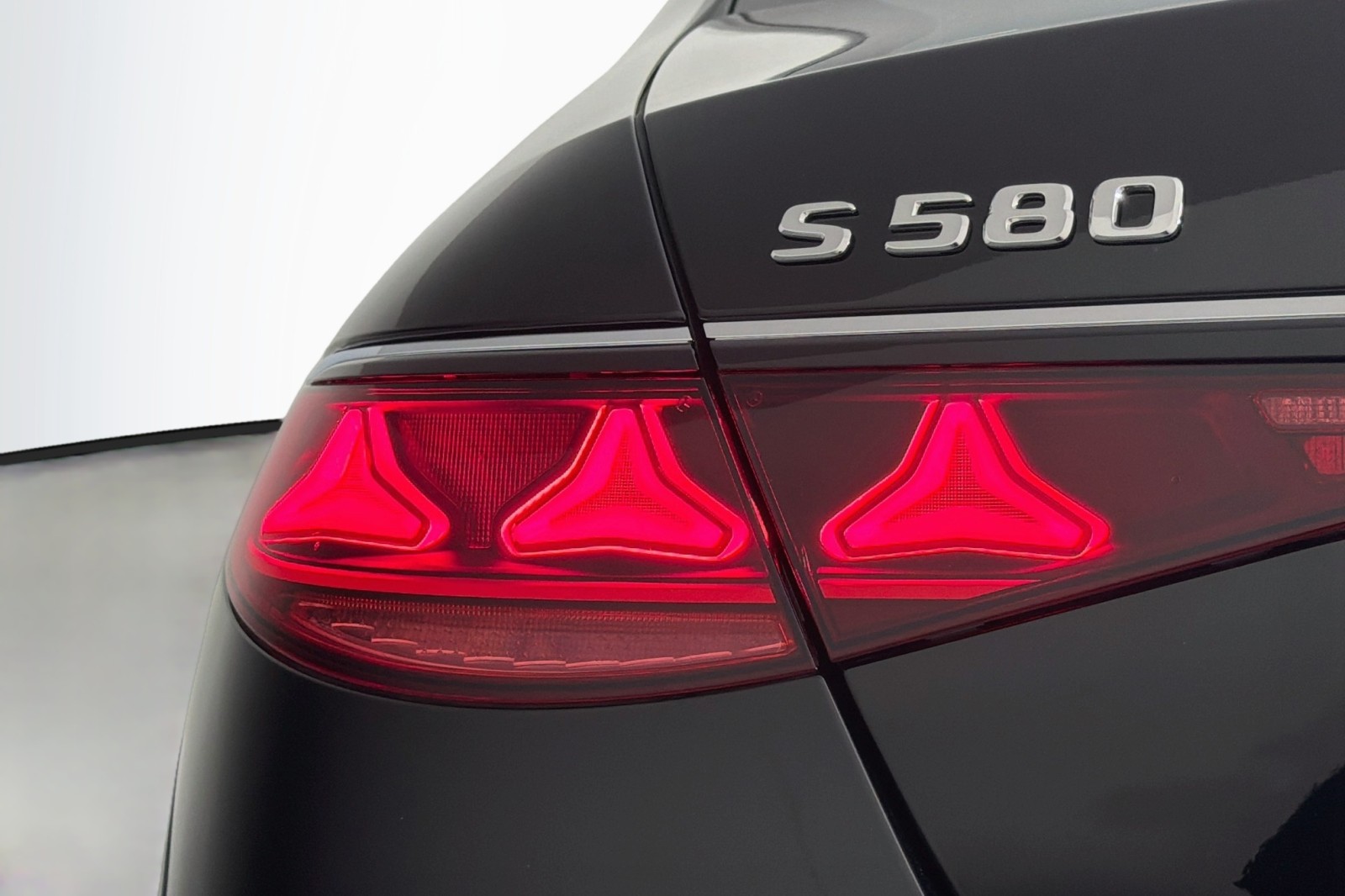 New 2027 Obsidian Black Metallic Mercedes-Benz S 580 4MATIC® Sedan image 17