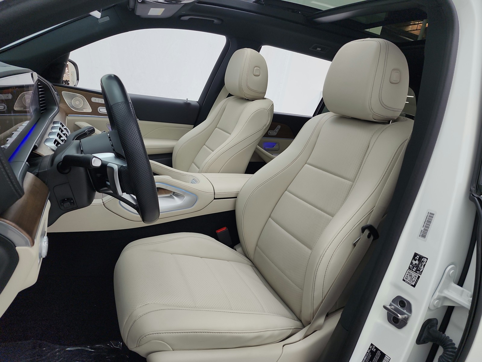 Used 2024 MANUFAKTUR Diamond White Metallic Mercedes-Benz GLS 450 4MATIC® SUV image 10