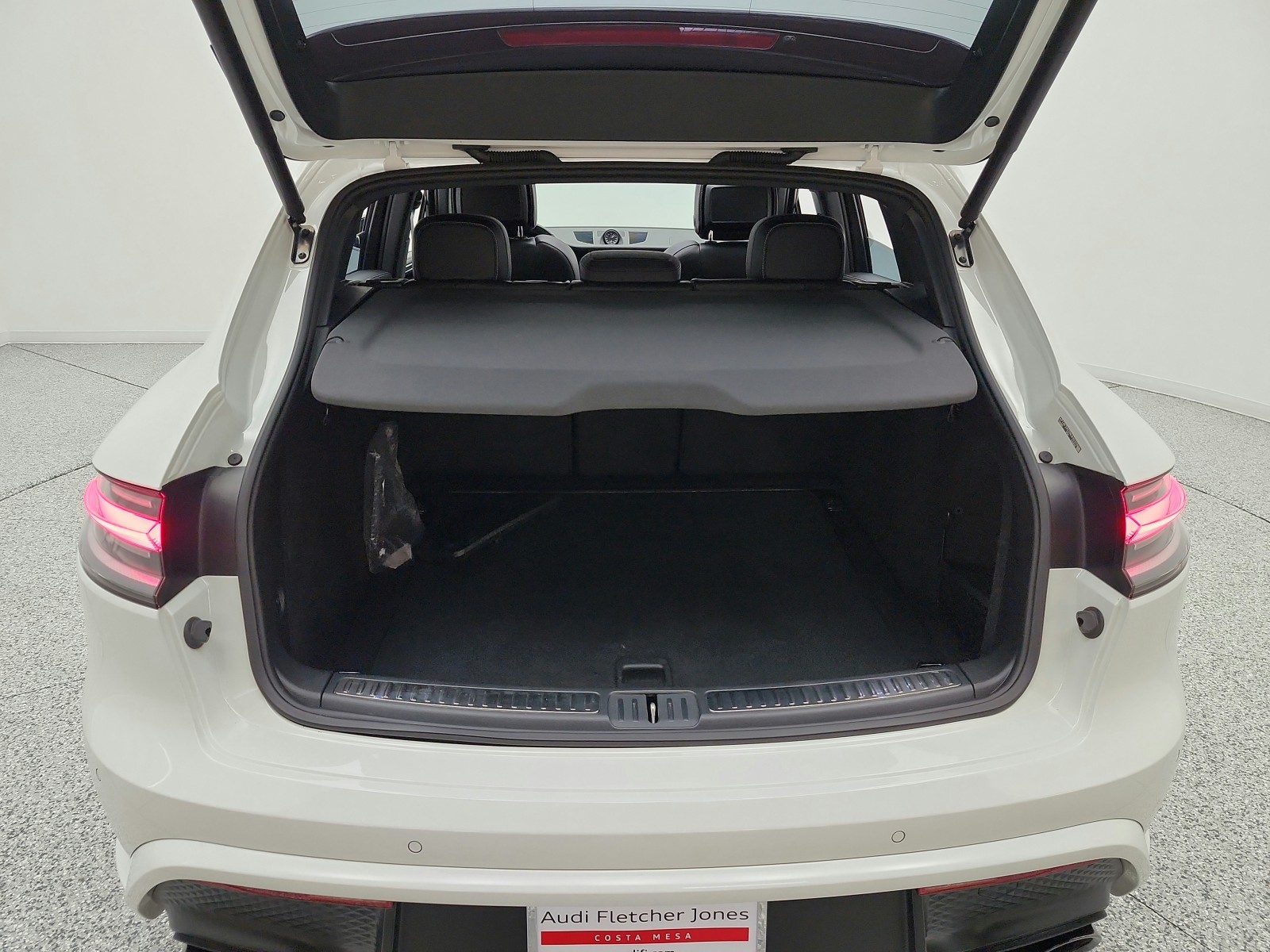 Used 2022 White Porsche GTS AWD image 21