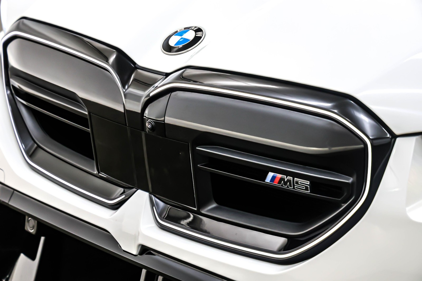 Used 2025 Alpine White BMW Sedan image 13