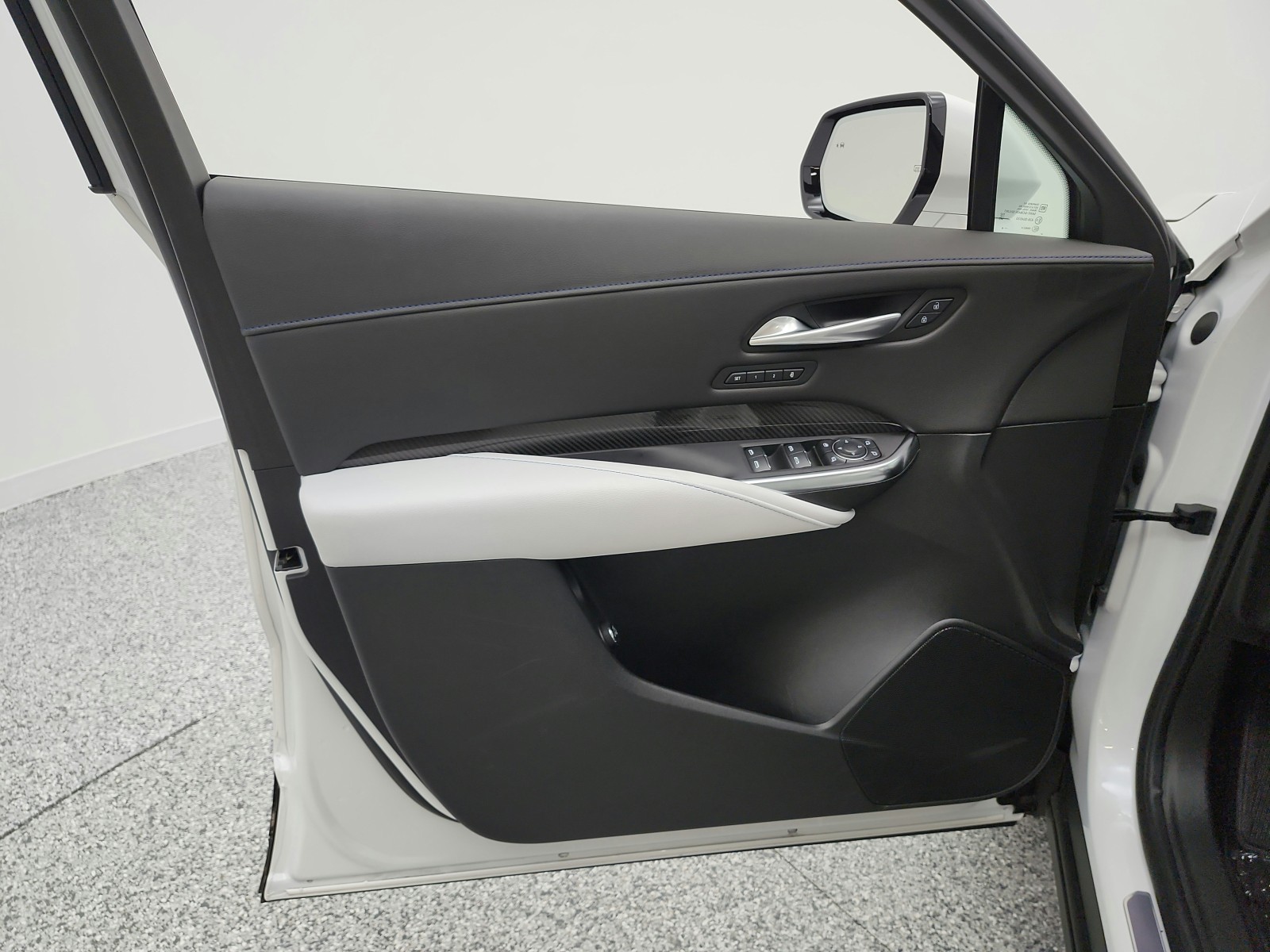 Used 2025 Crystal White Tricoat Cadillac FWD 4dr Sport image 14