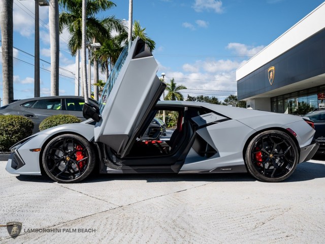 Lamborghini Revuelto