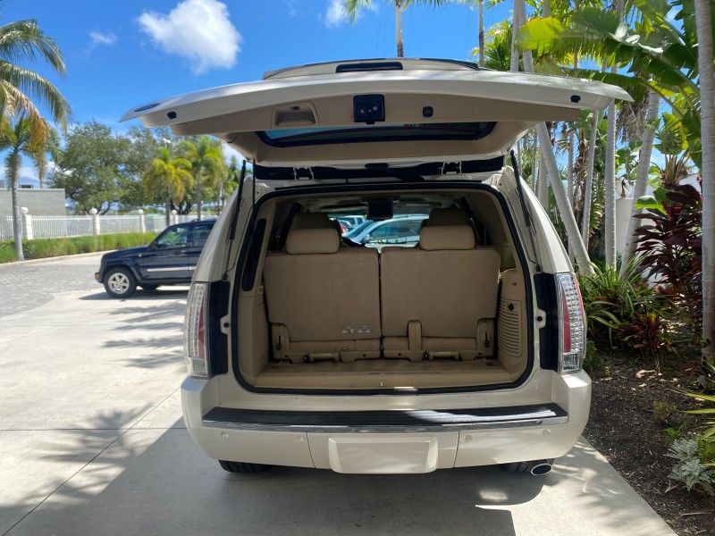 2013 Cadillac Escalade Luxury 1 OWNER LOW MILES 70,251 in ,