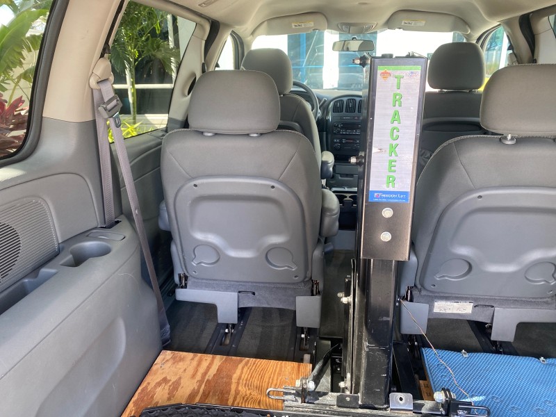 2006 Dodge Caravan SXT LOW MILES 28,367 1 OWNER HANDICAP LIFT in , 