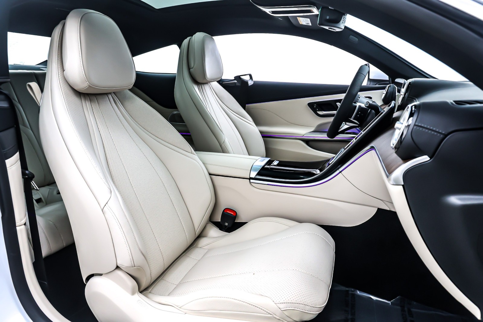 New 2026 MANUFAKTUR Moonlight White Metallic Mercedes-Benz CLE 300 image 7