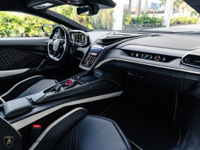 Lamborghini Revuelto