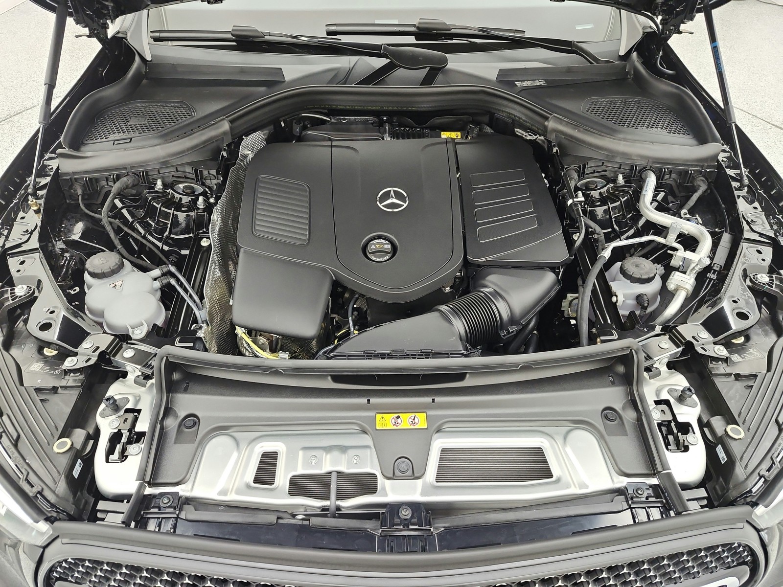 New 2027 Obsidian Black Metallic Mercedes-Benz GLC 300 SUV image 12