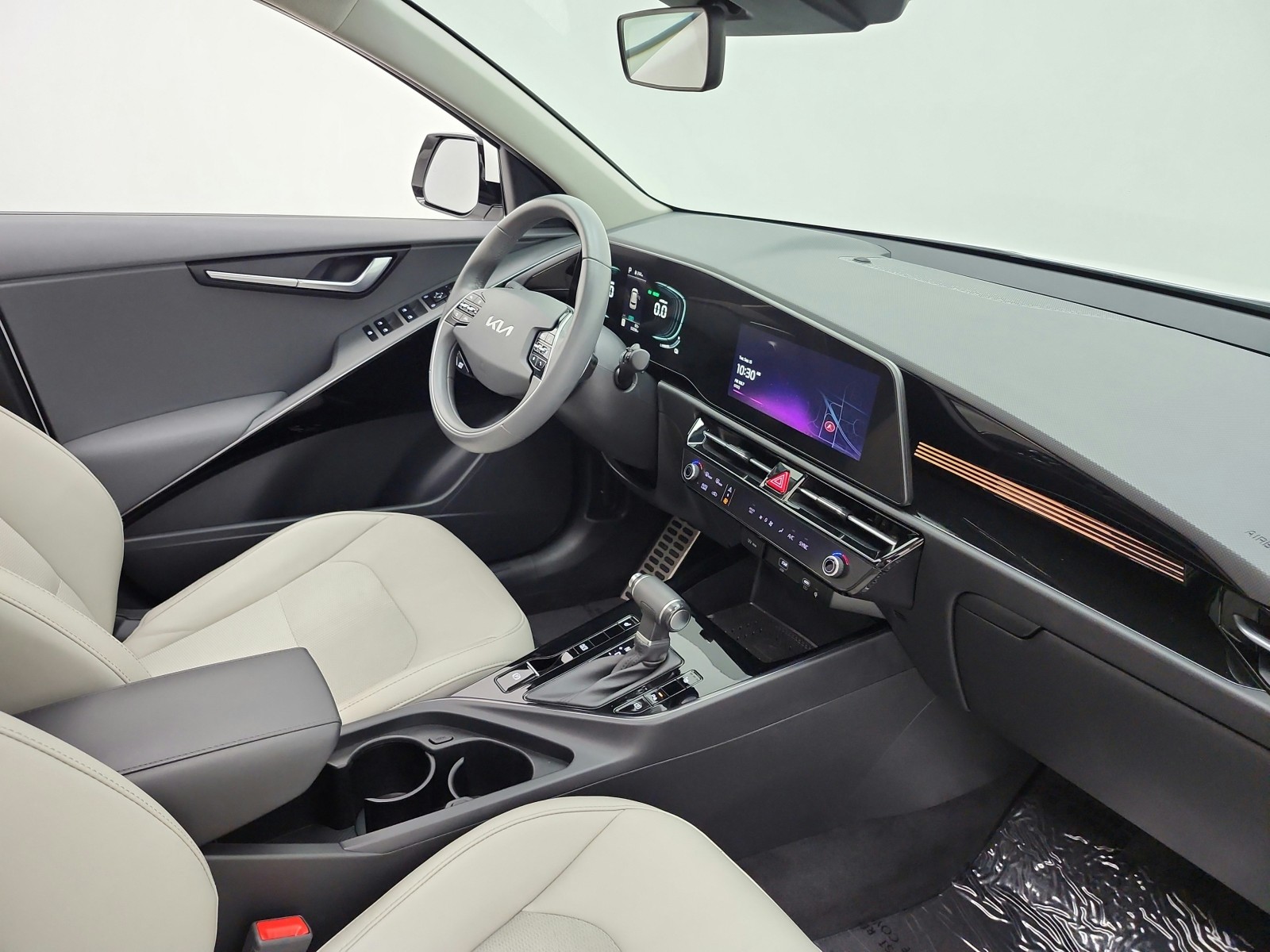 Used 2023 Snow White Pearl Kia EX Touring FWD image 21