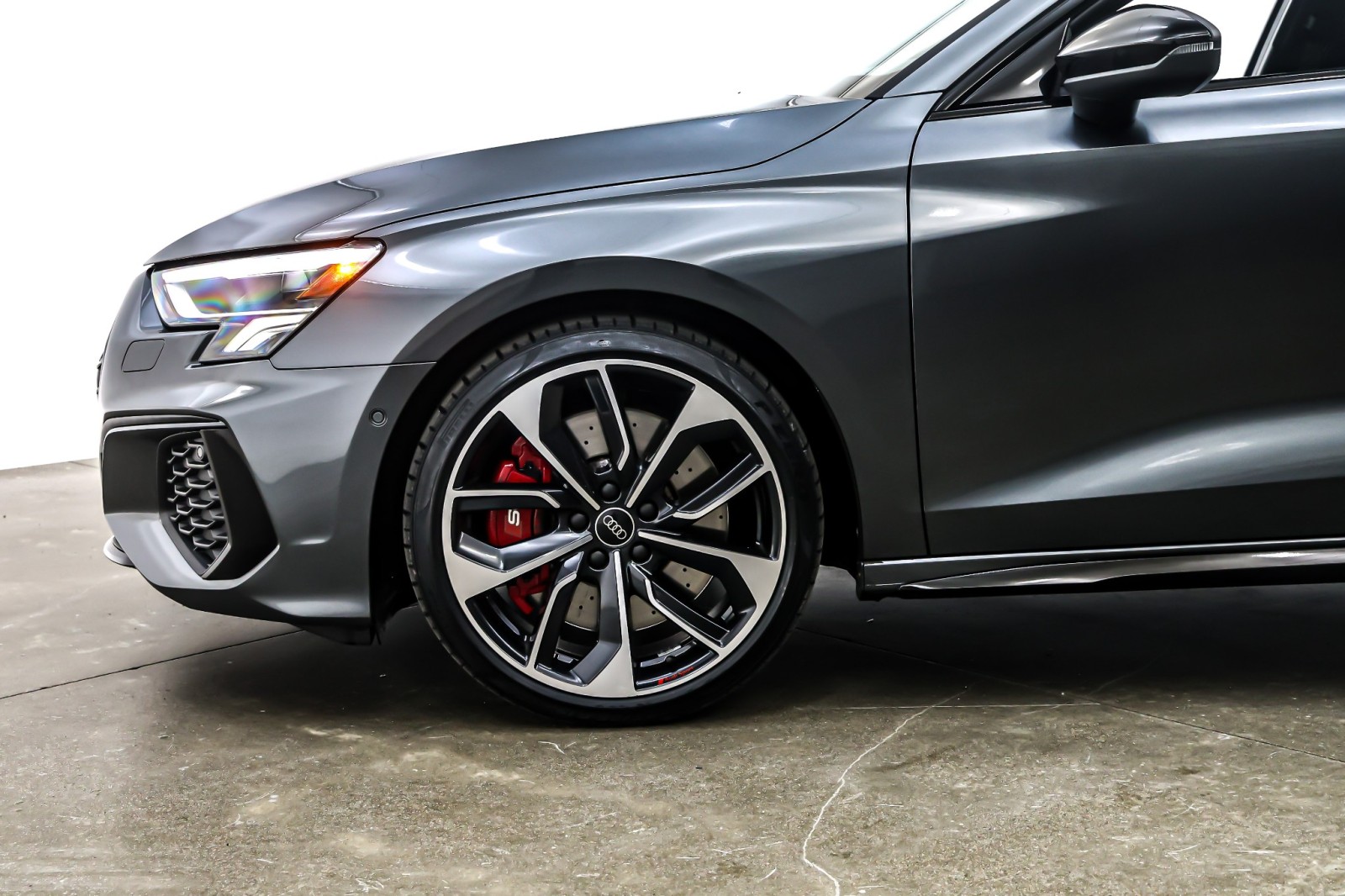 Used 2024 Daytona Gray Pearl Effect Audi Premium Plus 2.0 TFSI quattro image 11