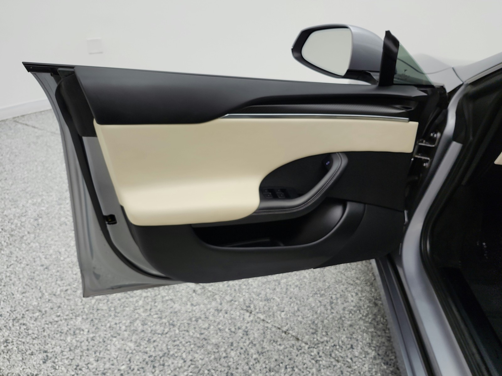 Used 2025 Lunar Silver Tesla Plaid image 13