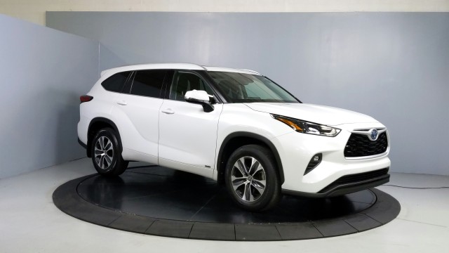 2022 Toyota Highlander Hybrid XLE 8