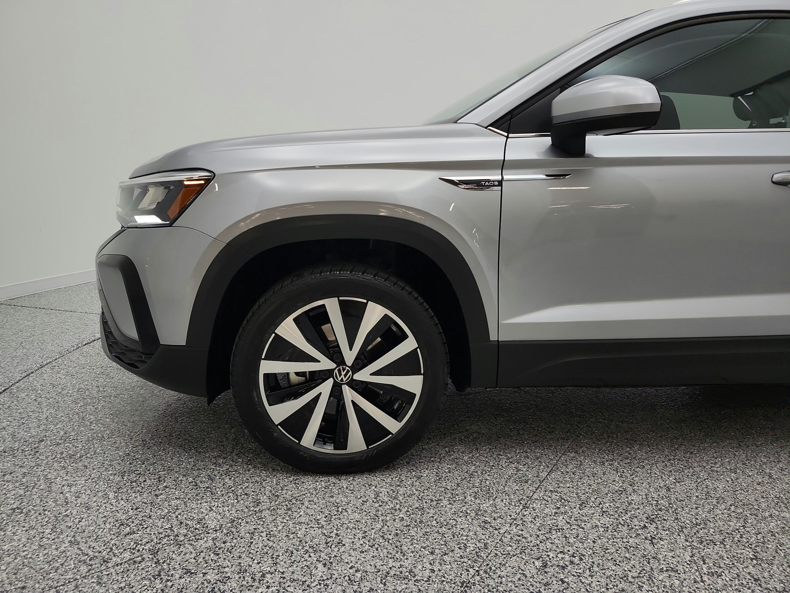 Used 2024 Pyrite Silver Metallic Volkswagen SE FWD image 21