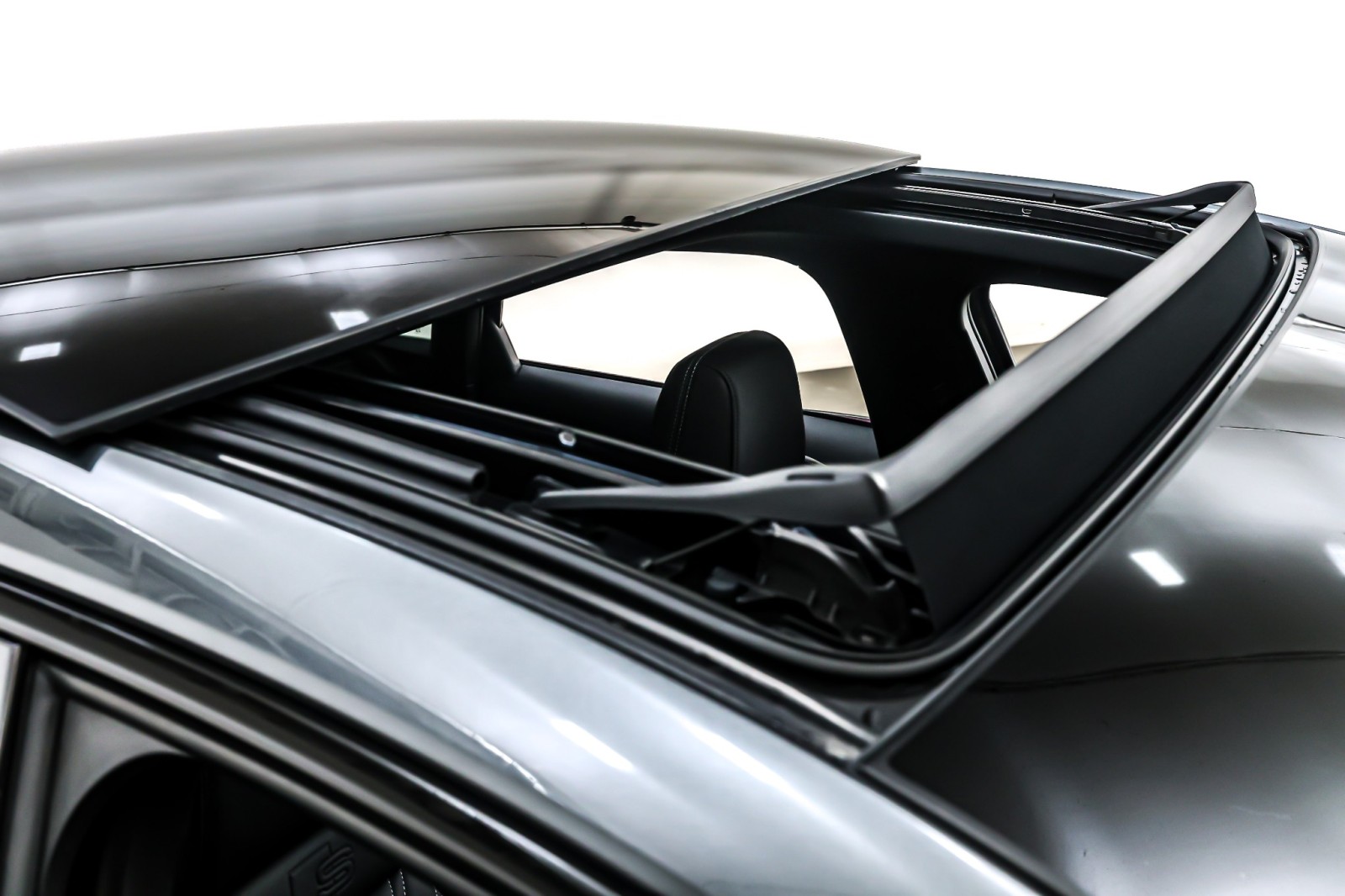 Used 2024 Daytona Gray Pearl Effect Audi Premium Plus 2.0 TFSI quattro image 23