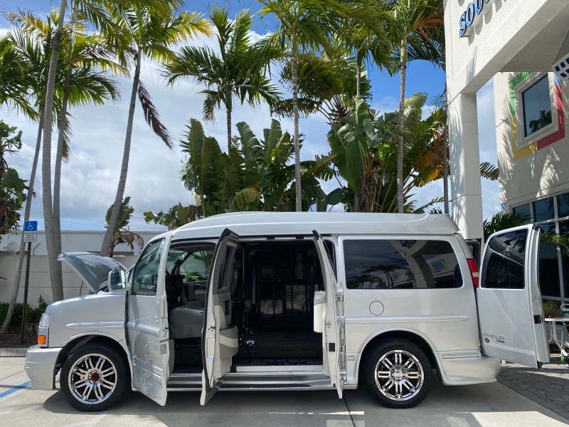 2013 GMC SAVANA HI TOP CONVERSION HANDICAP LIFT LOW MILES 24,857 in , 