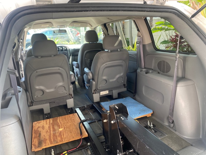 2006 Dodge Caravan SXT LOW MILES 28,367 1 OWNER HANDICAP LIFT in , 