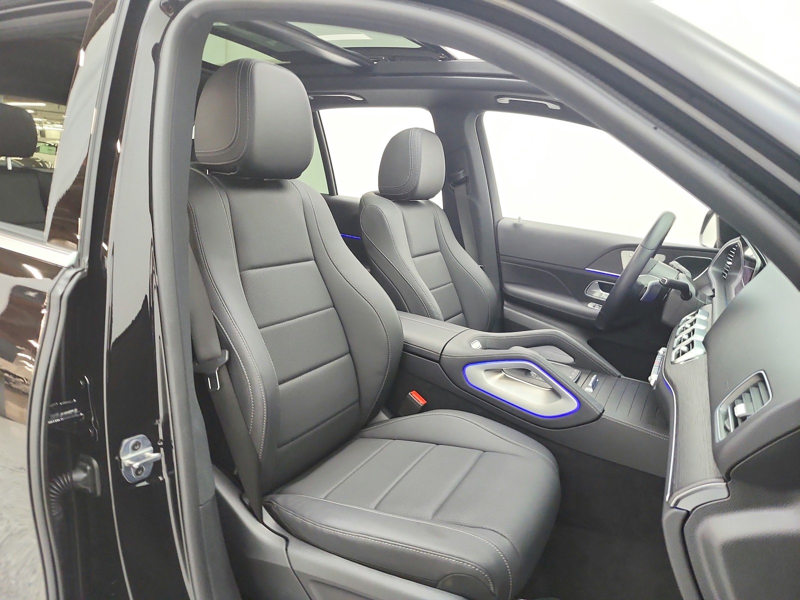 Certified Used 2026 Obsidian Black Metallic Mercedes-Benz GLE 350 4MATIC® SUV image 12