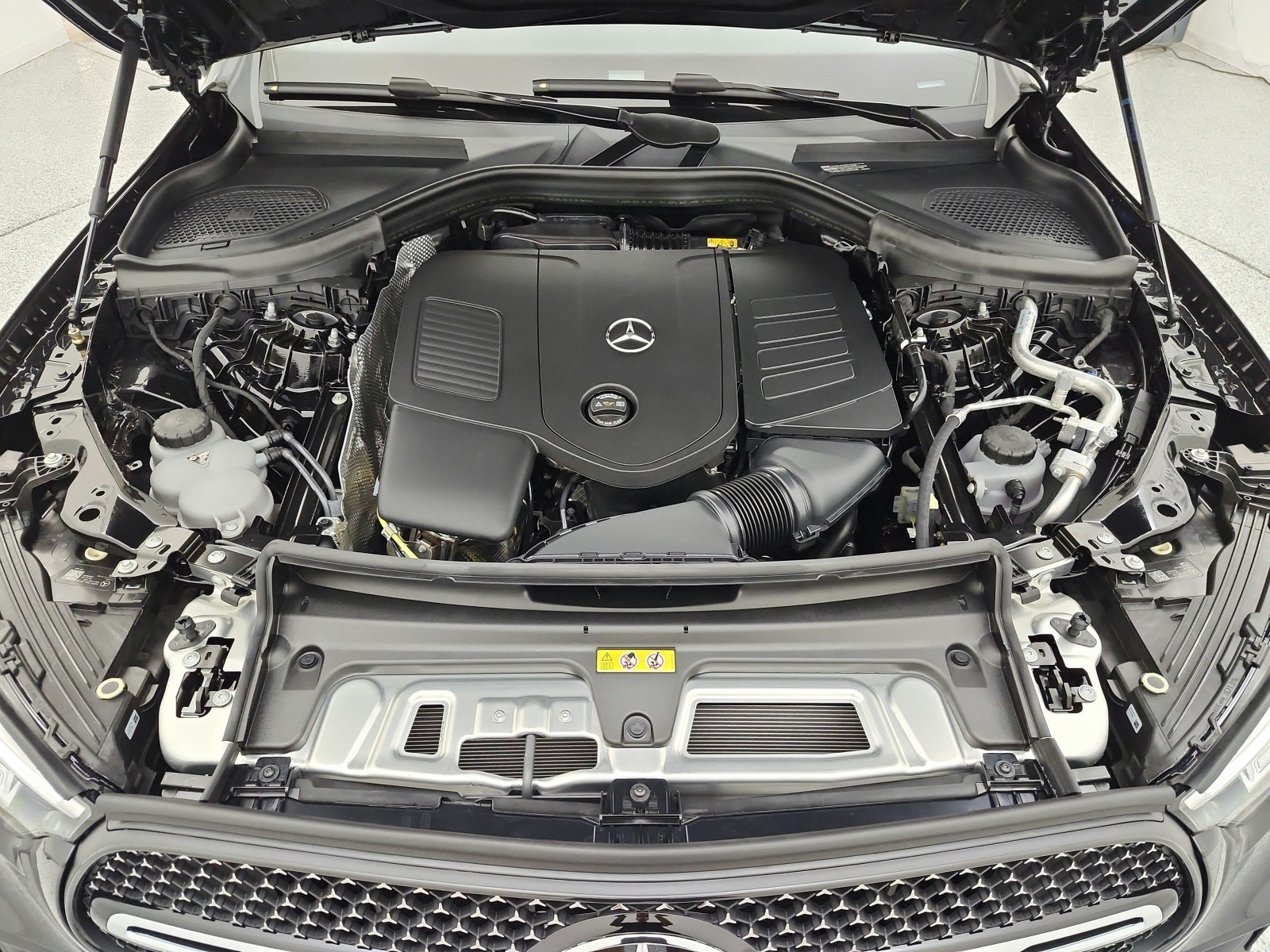 New 2027 Obsidian Black Metallic Mercedes-Benz GLC 300 SUV image 12