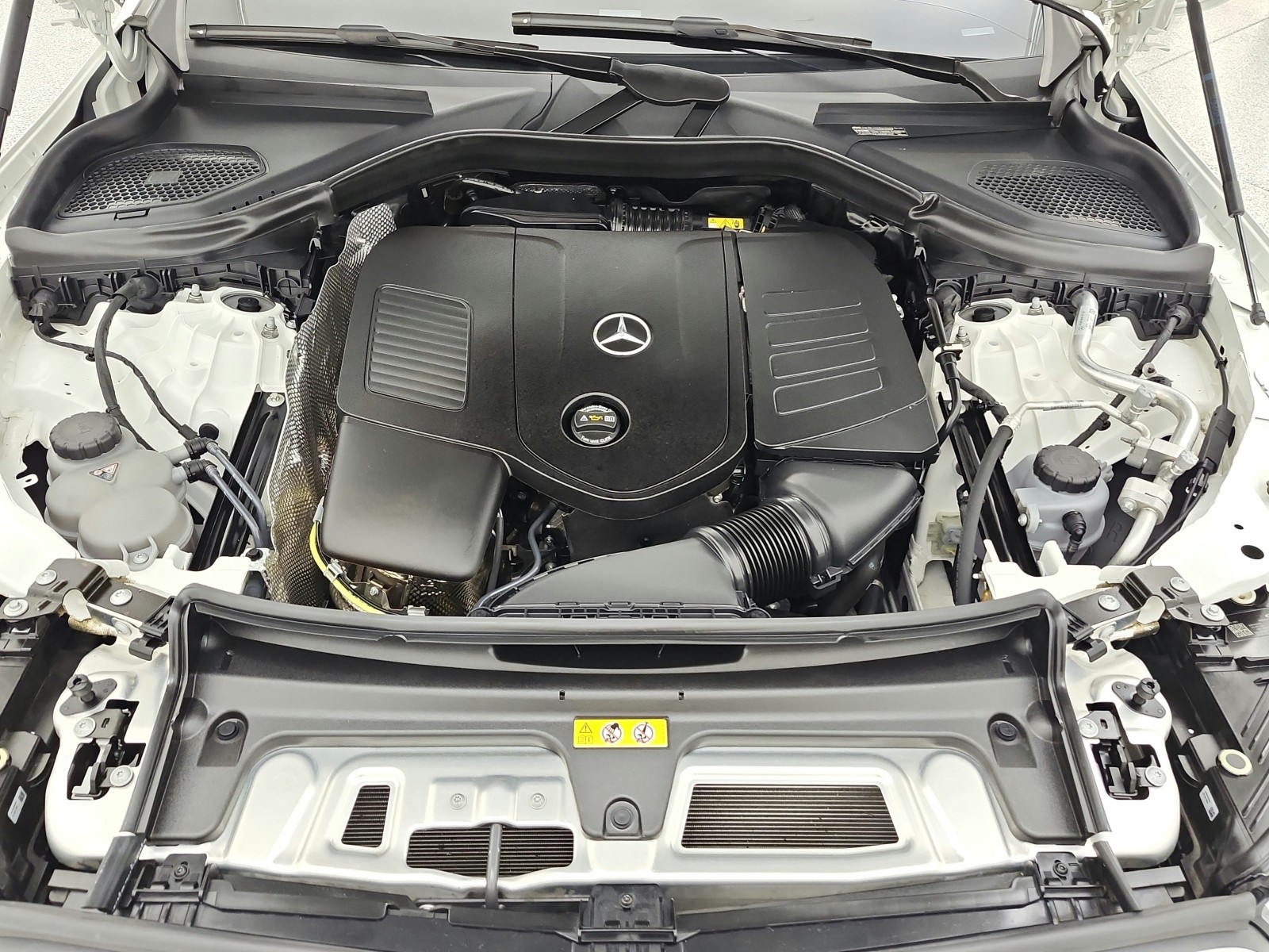 Used 2024 Polar White Mercedes-Benz GLC 300 SUV image 17