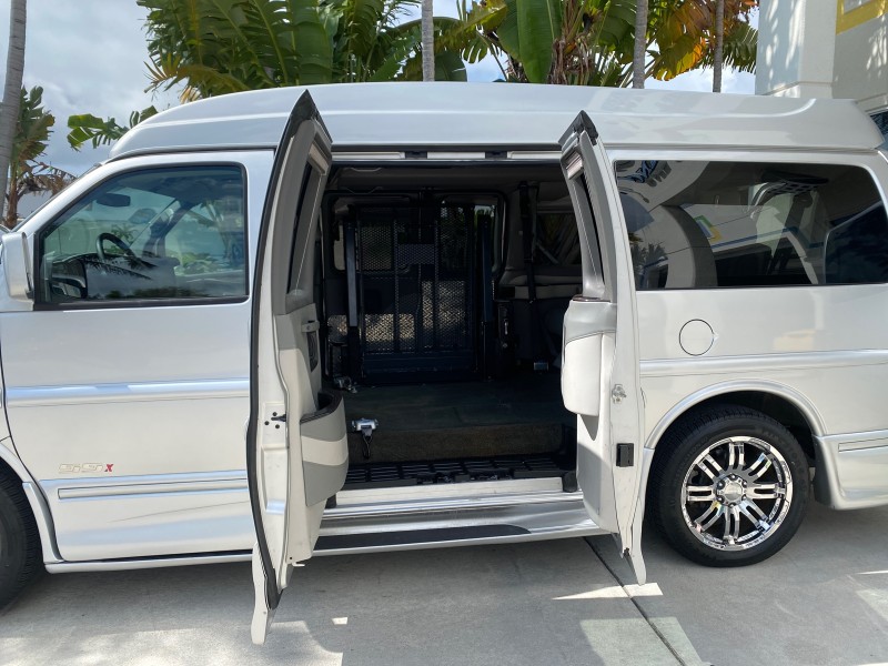 2013 GMC SAVANA HI TOP CONVERSION HANDICAP LIFT LOW MILES 24,857 in , 