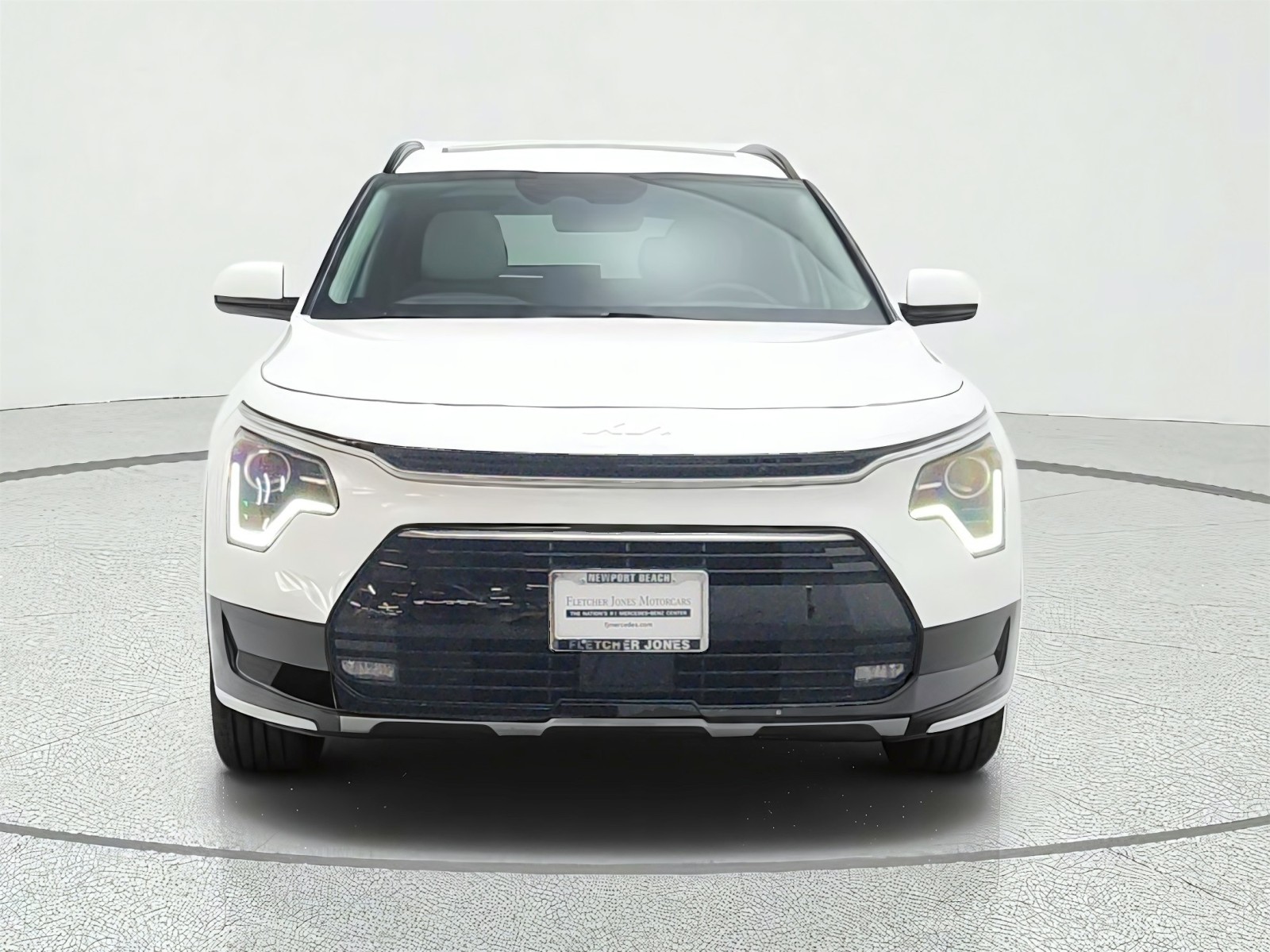 Used 2023 Snow White Pearl Kia EX Touring FWD image 2