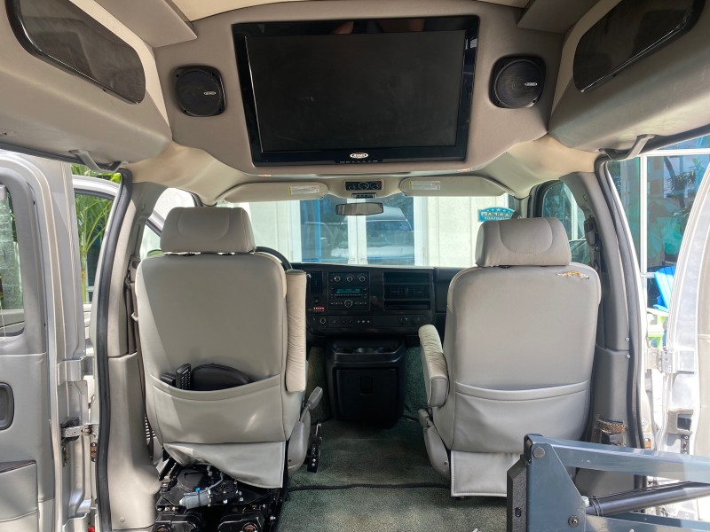 2013 GMC SAVANA HI TOP CONVERSION HANDICAP LIFT LOW MILES 24,857 in , 