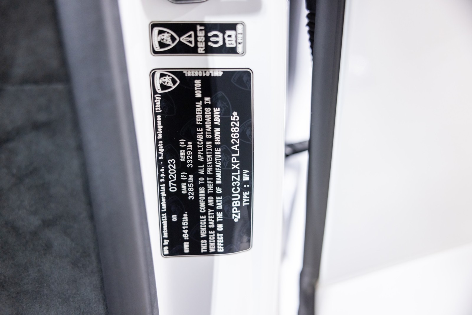 2023 Lamborghini Urus Performante photo 3